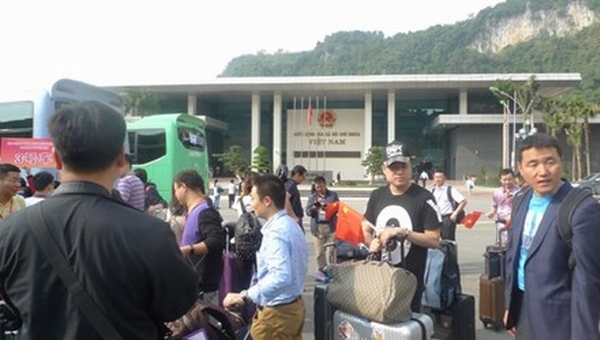 Tòa nhà liên hợp Hữu Nghị mới xây dựng xong, hàng ngày có gần 1000 lượt khách làm thủ tục xuất, nhập cảnh. 