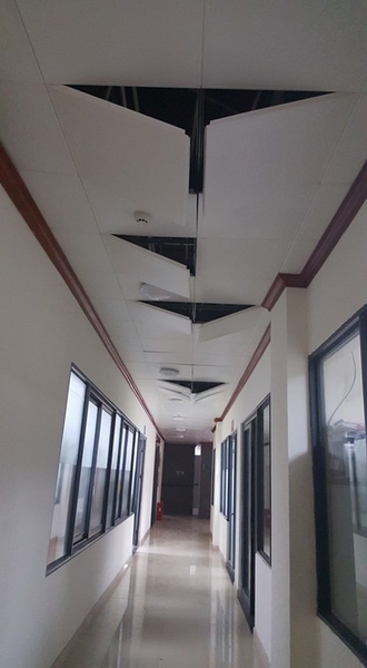 Trần nhà tầng 3 cửa khẩu Hữu Nghị bị rơi rụng.