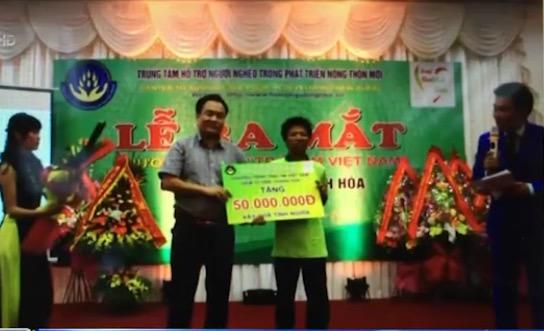 Trung tâm hỗ trợ người nghèo: Mờ ám trong việc trao tiền từ thiện