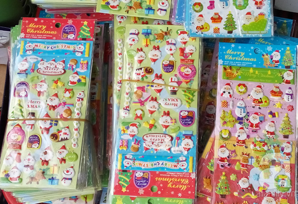 Cảnh báo miếng dán trang trí Noel chứa chất gây vô sinh