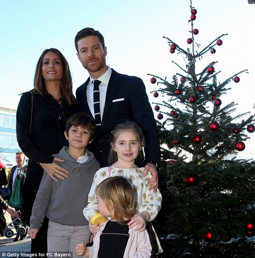 Alonso hạnh phúc bên gia đình nhỏ 
