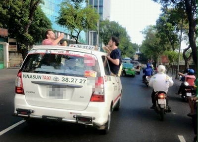 3 ông Tây nhậu trên… nóc taxi gây náo động đường phố Sài Gòn