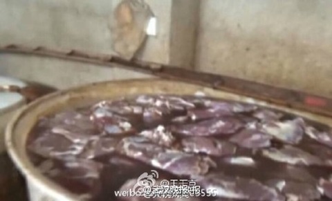 Thịt lợn được mua về từ nhiều nơi