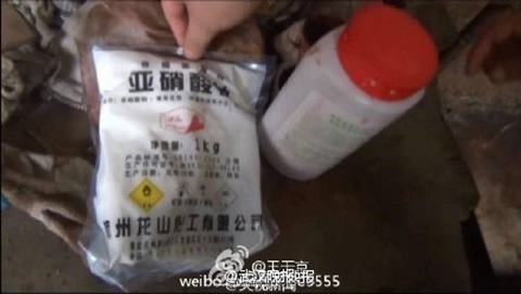 Trộn thêm hóa chất, phụ gia để tạo màu và hương vị cho thịt lợn như thịt bò