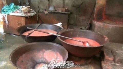 Các chậu lớn để ngâm thịt sau khi đã trộn hóa chất