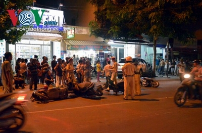 TPHCM: Ô tô &quot;điên&quot; húc 4 xe máy, lao lên vỉa hè đâm chết thiếu nữ