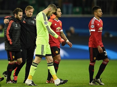 Cầu thủ Man Utd nên đóng cửa ở nhà cho đỡ xấu hổ!