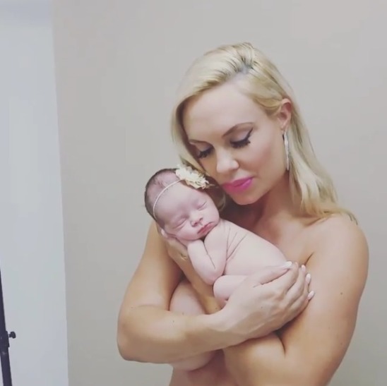  CoCo đăng bức ảnh ngực trần cùng con trên mạng xã hội