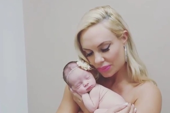 Siêu vòng 1 Coco Austin bị chỉ trích vì đăng ảnh khỏa thân cùng con