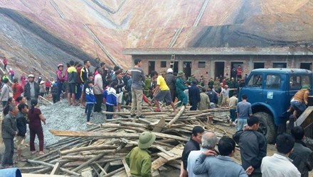 Sập cây xăng đang xây dựng, nhiều người bị vùi lấp