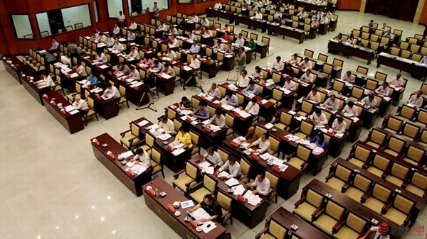 Nhiều ghế bị bỏ trống trong suốt phiên họp.