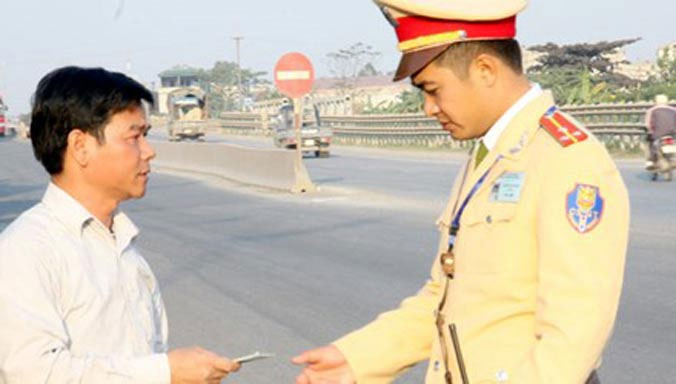 Lái xe kêu trời vì &quot;5 km, 3 chốt cảnh sát giao thông&quot;