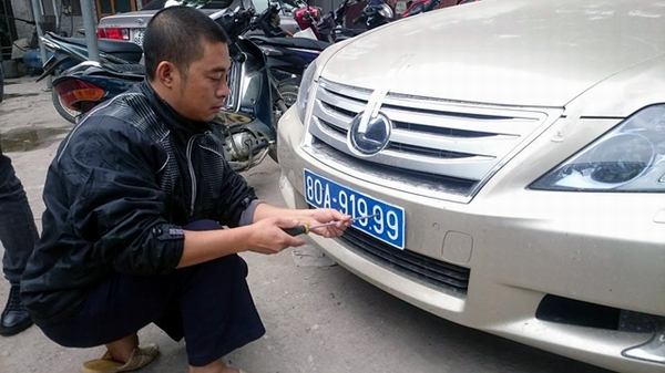 Chiếc xe Lexus trị giá nhiều tỷ đồng đeo biển xanh giả.