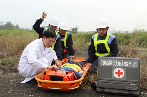  Nạn nhân được đưa lên trực thăng EC-155B1.