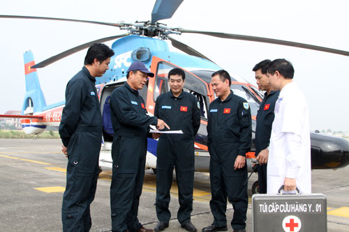 Tổ bay rút kinh nghiệm sau các chuyến bay huấn luyện cấp cứu y tế.