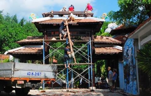Tháo dỡ cổng vào biệt phủ trên núi Hải Vân.