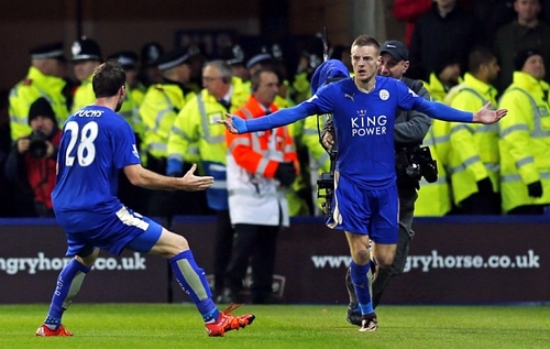 Vardy (phải) và các đồng đội đang là hiện tượng thú vị tại Ngoại hạng Anh mùa này