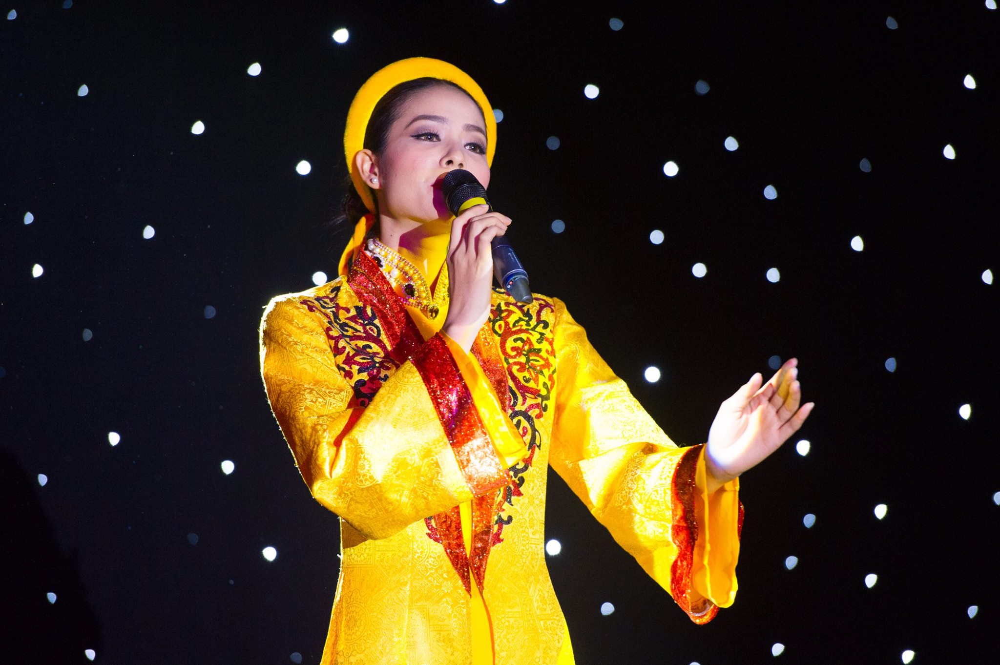 Phạm Hương ghi điểm bằng &quot;đờn ca tài tử&quot; tại Miss Universe