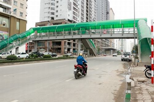 Cầu vượt dẫn sang nhà chờ từ hai bên đường được xây dựng để dành cho hành khách đi xe buýt nhanh.