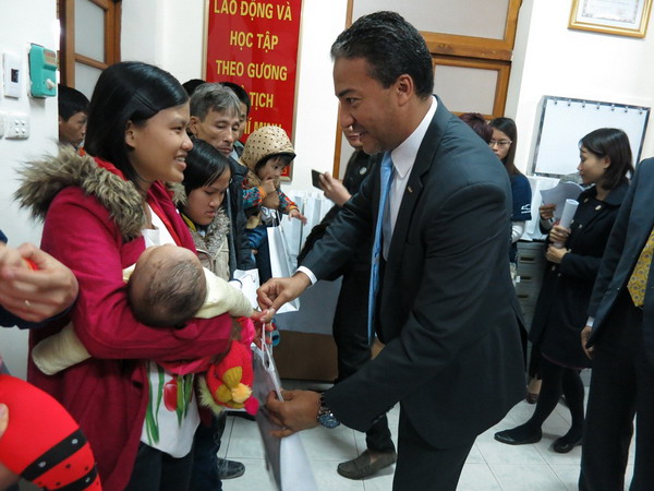 Ông Wail A.Farghaly trao quà cho các gia đình