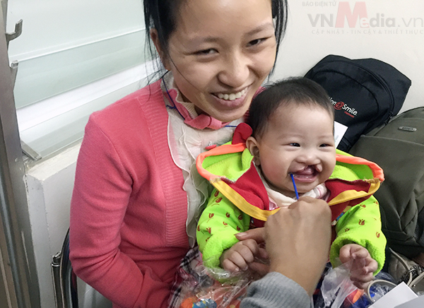 Nụ cười của bé - niềm vui của mẹ