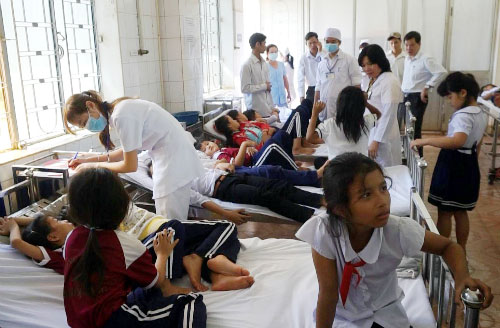 Những học sinh có dấu hiệu đau bụng được đưa đến bệnh viện Châu Đức để kiểm tra tình trạng sức khỏe.