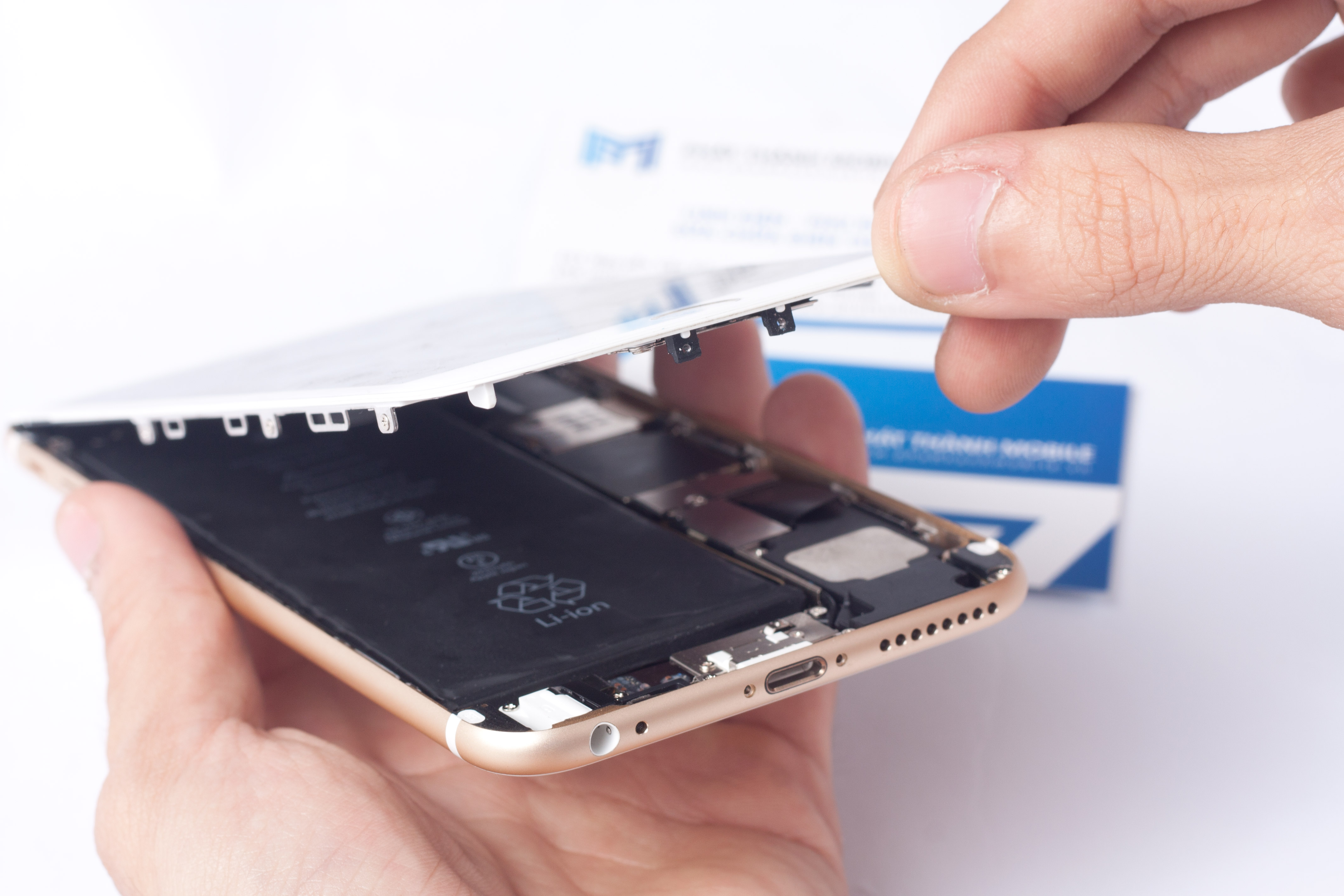 Apple bí mật sản xuất màn hình mới cho iPhone, iPad