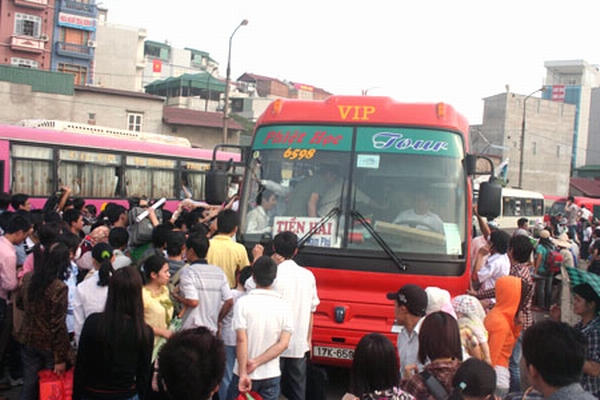 Việc đi lại trong dịp Tết luôn là vấn đề lớn đối với nhiều người.