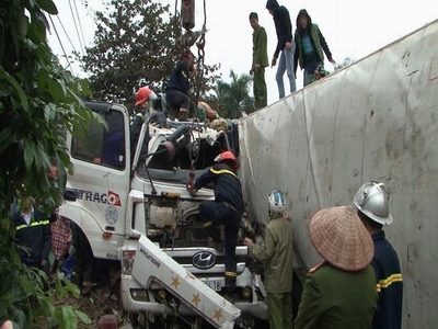 Đâm xe trên đường lên Sapa, 2 người chết thảm