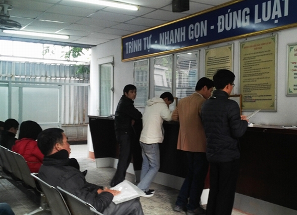 Nhiều người chờ đợi đổi giấy phép lái xe từ sáng sớm. Ảnh: Đ.Loan