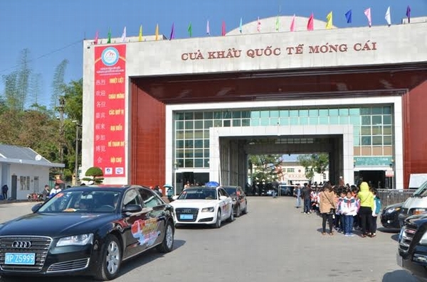 Hoạt động xe du lịch tự lái thu hút sự chú ý của đông đảo nhân dân và du khách hai bên.