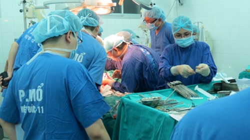 Các bs đang thực hiện ca ghép tim cho bệnh nhân X.