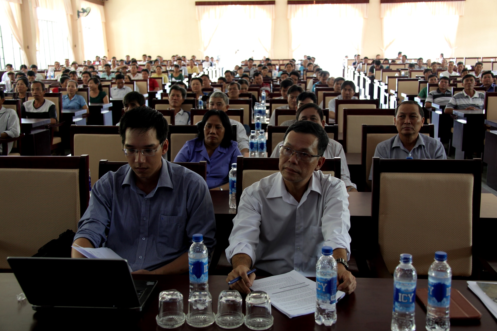Đông đảo nông dân chăn nuôi bò sữa huyện Củ Chi, TP.Hồ Chí Minh đến tham dự chương trình triển khai tái ký hợp đồng thu mua sữa tươi nguyên liệu năm 2016 do Vinamilk tổ chức