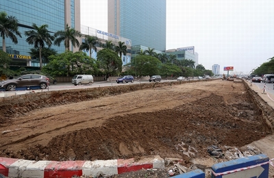 Phá bỏ cây xanh, thảm cỏ trên tuyến đường đẹp ở thủ đô