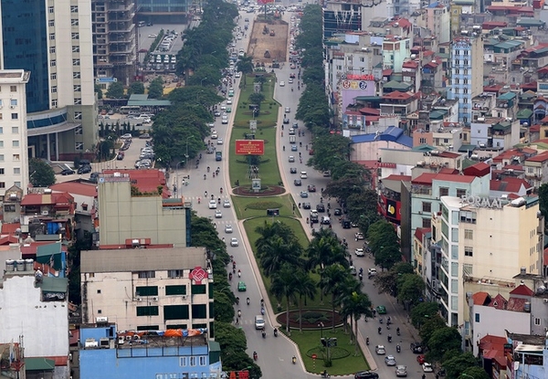Đường Trần Duy Hưng lúc chưa phá bỏ cây xanh và thảm cỏ.