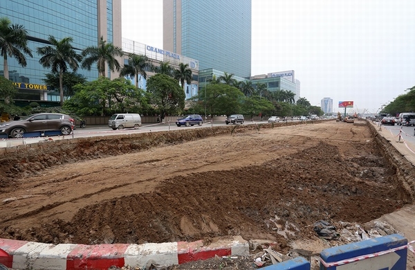 Sáng 18/12, việc xén thảm cỏ dải phân cách giữa đã thực hiện khoảng 200m.