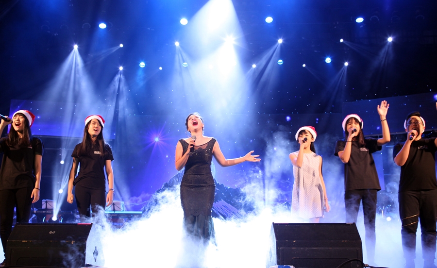 Diva Mỹ Linh và dàn hợp xướng