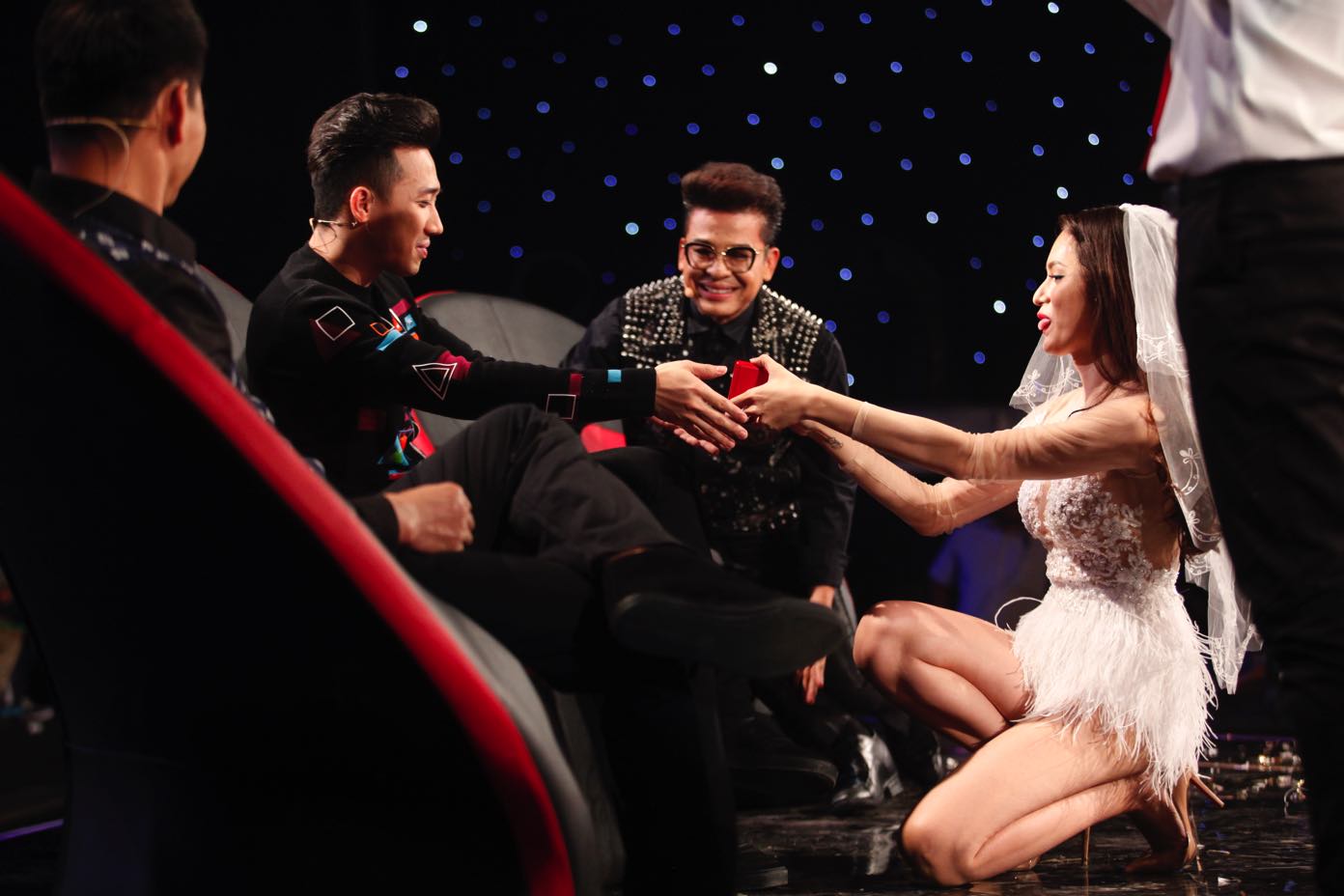Hương Giang Idol gây sốc khi quỳ gối cầu hôn Trấn Thành