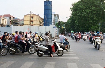 Tranh cãi về việc buộc xe máy bật đèn ban ngày