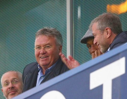 Drogba xuất hiện cùng HLV Hiddink và chủ tịch Abramovich