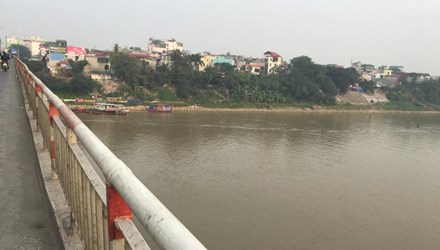 Bất lực chứng kiến cô gái nhảy cầu Chương Dương tự tử