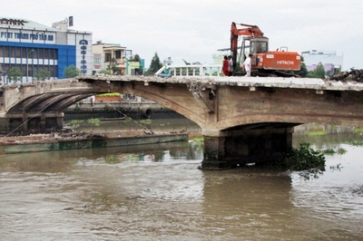 Đang đập bỏ cầu, công nhân rơi xuống sông mất tích