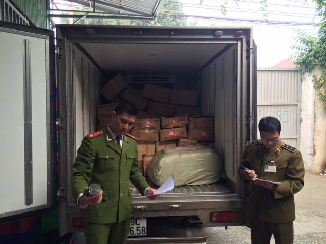 Chiều 22/12, Lực lượng kiểm tra liên ngành bắt giữ một lượng lớn phụ gia thực phẩm