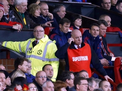 Sợ cổ động viên MU tấn công, ông Van Gaal yêu cầu vệ sĩ riêng