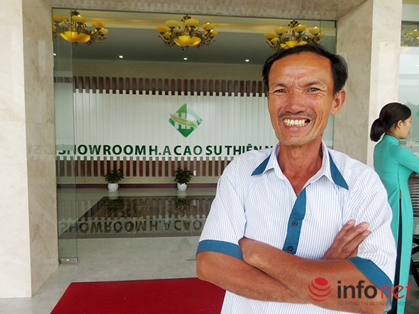 PV Infonet đóng giả khách du lịch bước vào thì bị người đàn ông này chặn lại từ ngoài cổng