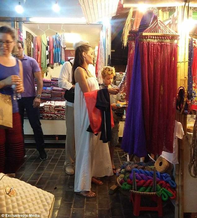 Angelina Jolie đang thực hiện một bộ phim mang đề tài diệt chủng Khmer Đỏ tại Cambodia. Ảnh: Ex