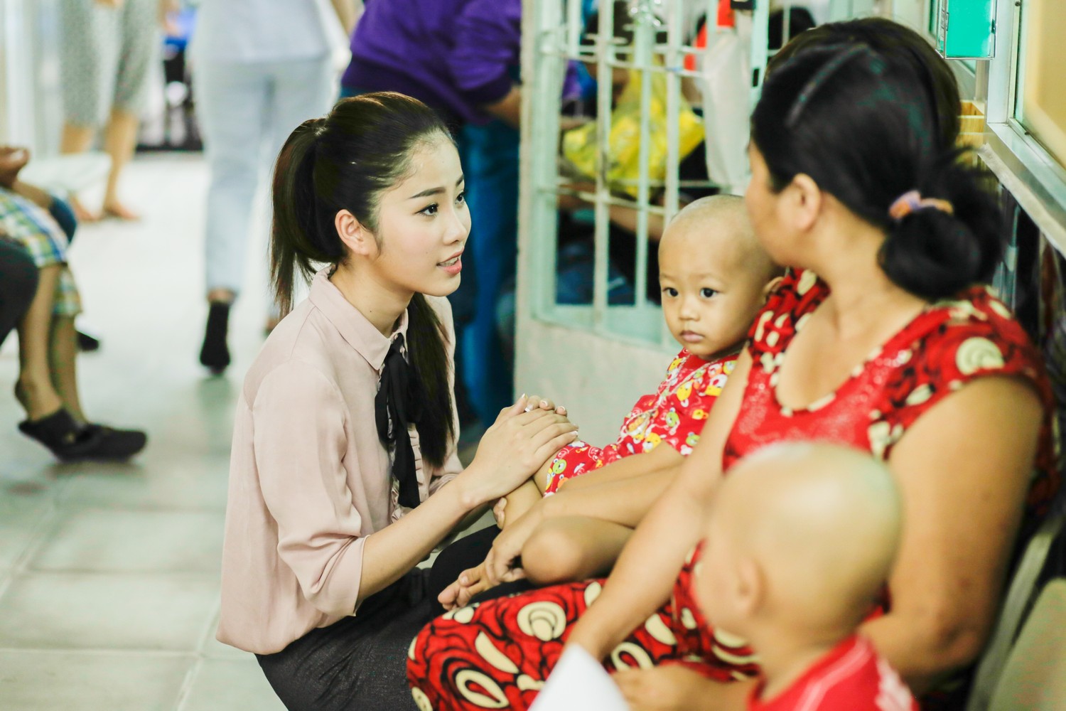 Hoa khôi Nam Em mang hơi ấm đêm giáng sinh đến cho bệnh nhi