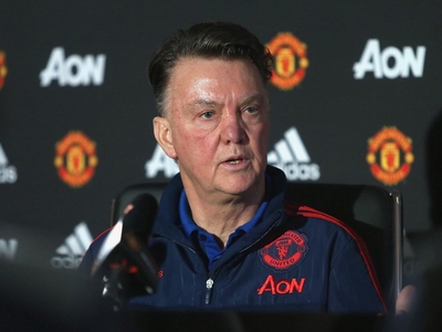 HLV Van Gaal nổi giận bỏ họp báo, đòi báo Anh xin lỗi