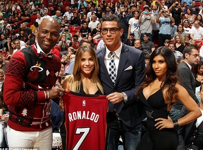 2 mỹ nữ bốc lửa chào đón C.Ronaldo tới Mỹ
