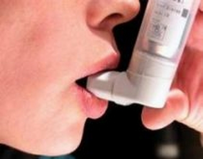Cách dùng bình xịt định liều điều trị bệnh về phổi